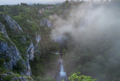 Ráno u Škocjanskych jeskyň (www.slovenia.info, photo: Jost Gantar)