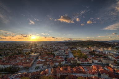 Západ slunce nad Ljubljanou (www.slovenia.info, photo: Alan Kosmac)