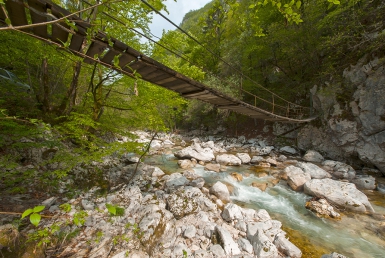 Visutý most nad řekou Idrijca (www.slovenia.info, photo: Robert Zabukovec)