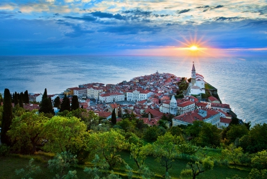 Západ slunce nad Piranem (www.slovenia.info, photo: Jost Gantar)