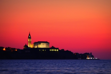 Noční pohled na Piran ze Strunjanu (www.slovenia.info, photo: Barbara Kozar)