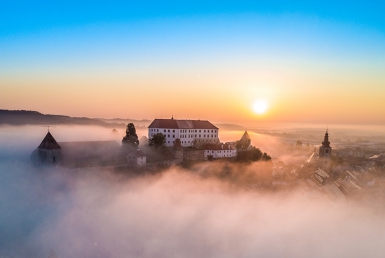 Ptujský hrad v ranní mlze (www.slovenia.info, photo: STA)