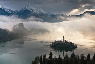 Mlha nad Bledem (www.slovenia.info, photo: Franci Ferjan)